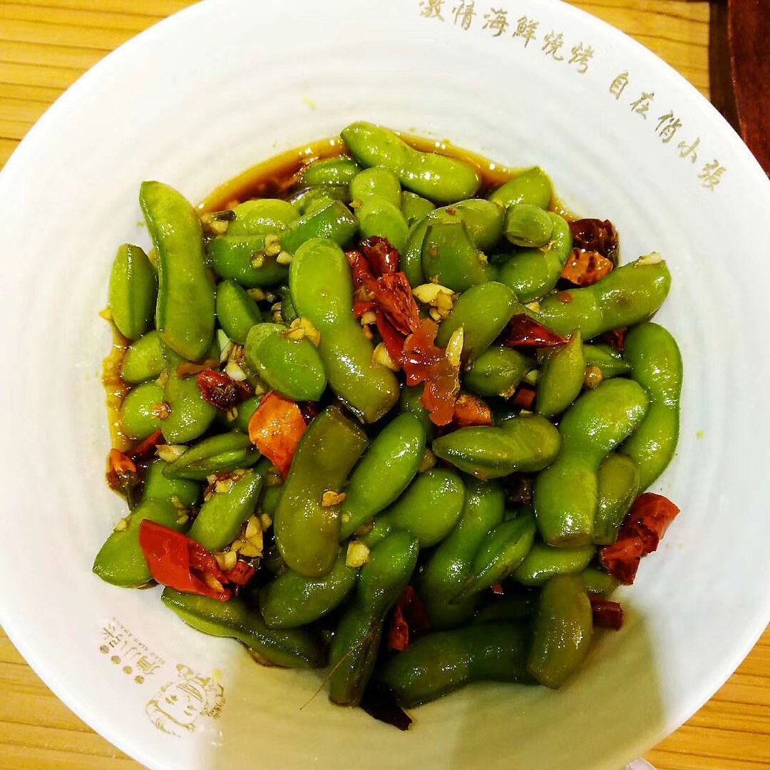 野生本色在森林里種小木耳，發(fā)展大產(chǎn)業(yè)