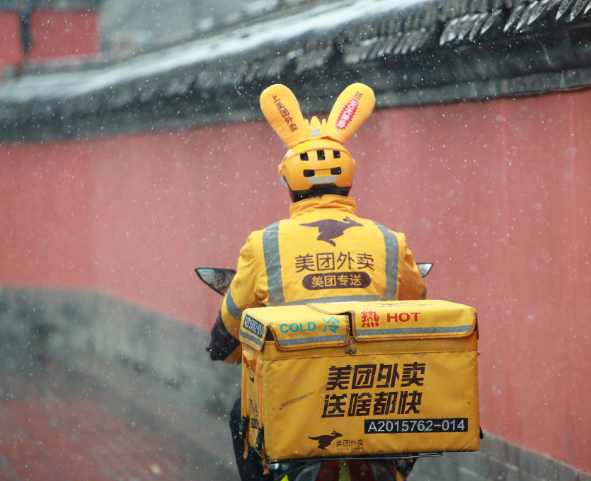 外賣小哥群毆奔馳車主，毆打的不是“上流社會”，是“平臺的牢寵”