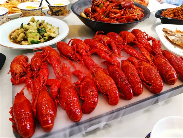單場(chǎng)直播破20萬(wàn)，抖音武漢美食人氣榜第1名，這家小龍蝦店是如何做到的？
