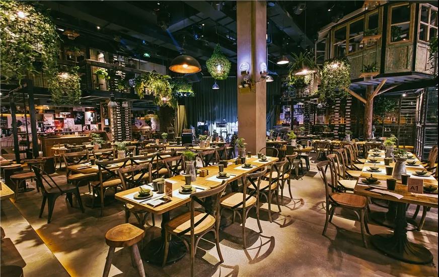 星巴克、火鍋店搶著入局的小酒館，到底好在哪里？