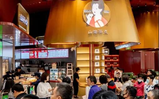 茶飲x漢服、火鍋x啤酒、咖啡x電競，跨界聯(lián)名店又有啥新玩法？