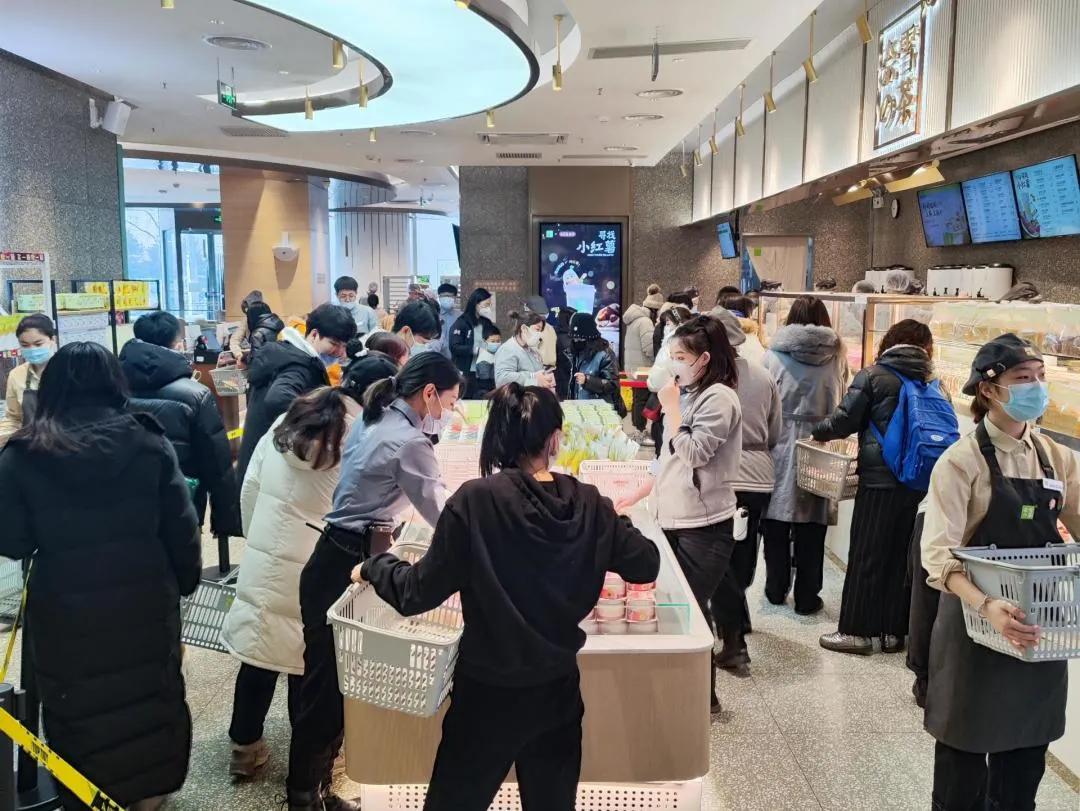 奈雪哈爾濱單店日營(yíng)收40萬(wàn)刷新紀(jì)錄，店員開(kāi)工喜提獎(jiǎng)金萬(wàn)余元