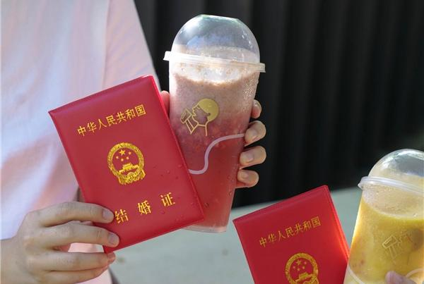 喜茶向近1萬對領(lǐng)證新人免費(fèi)贈(zèng)飲 官宣相關(guān)活動(dòng)延續(xù)到年底