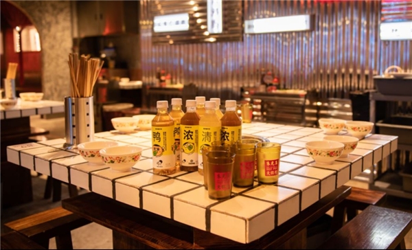 喜茶瓶裝跨界合作朱光玉火鍋，化身國(guó)慶成都熱門打卡地
