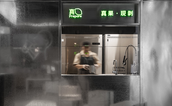 喜茶在多地門店推出真果現(xiàn)剝透明窗口，真果品質(zhì)看得見|餐飲界