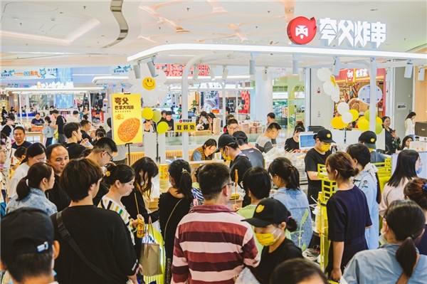 夸父炸串南京首店爆單 日銷(xiāo)10萬(wàn)創(chuàng)行業(yè)坪效奇跡