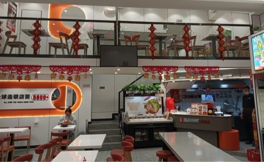 柳州加盟商施洪邦：一個不會煮麻辣燙的店主，如何實(shí)現(xiàn)首日破萬？|餐飲界
