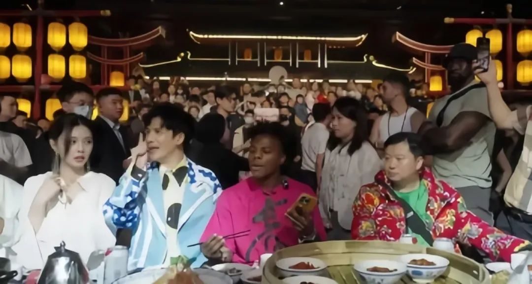散裝英語撬動億級流量：餐企公關(guān)啟示錄|餐飲界