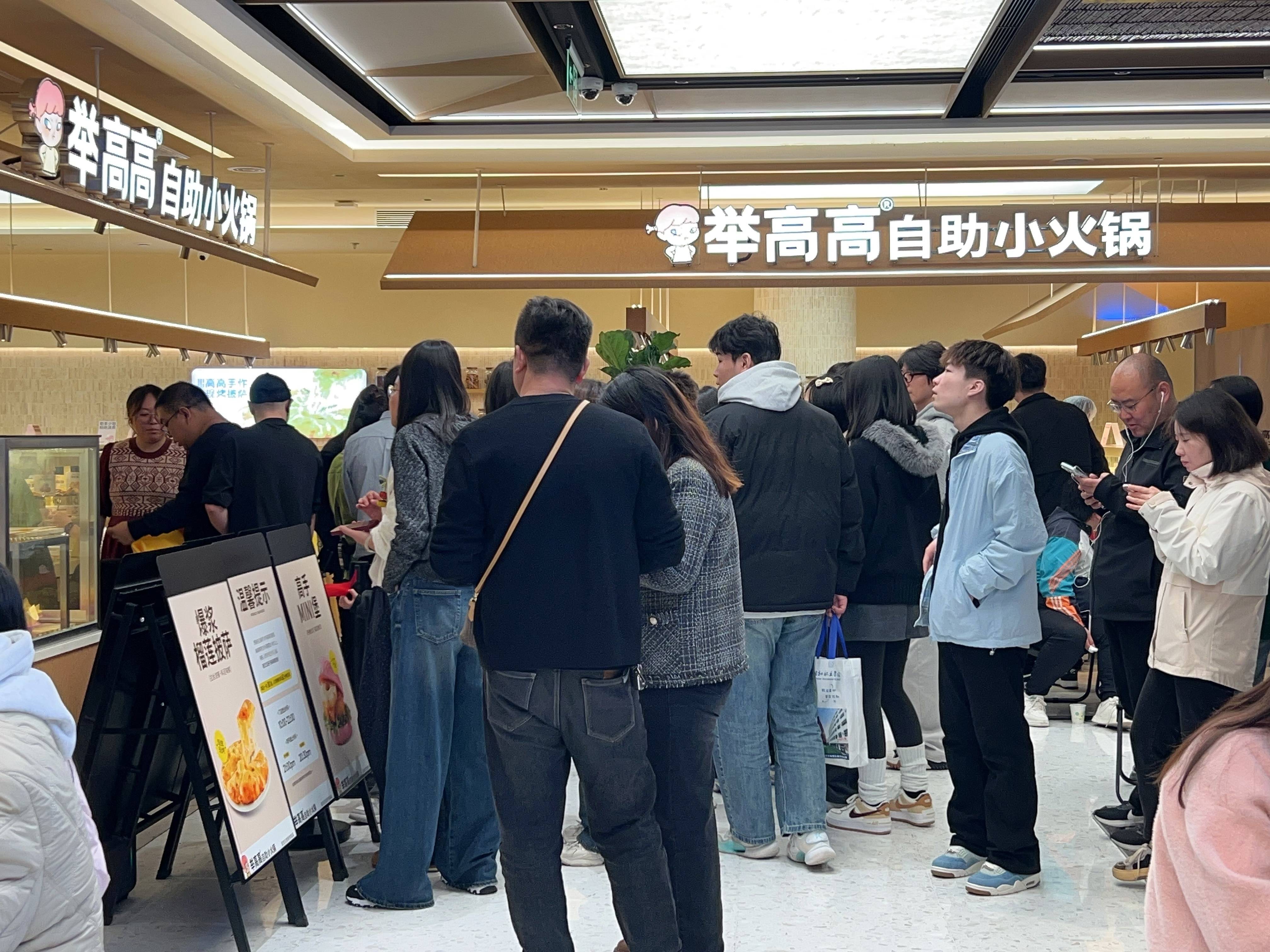 輕裝上陣的“舉高高”,為海底撈探出一條新路