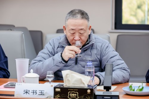 葵花酒業(yè)「問(wèn)東方」獲酒協(xié)首肯，泰斗天團(tuán)為何集體為「問(wèn)東方」站臺(tái)？