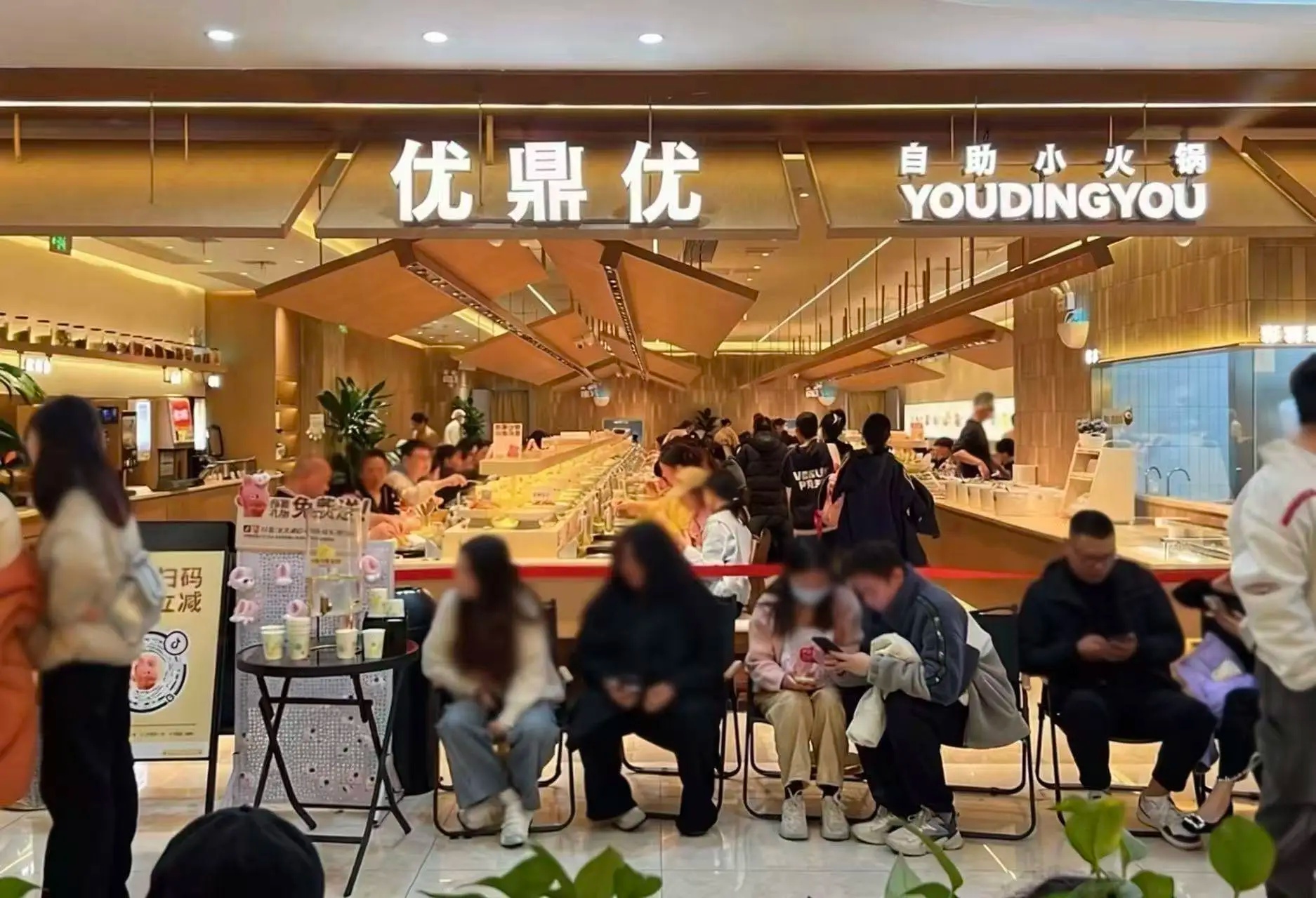 長沙又出新王，日排隊(duì)超2000桌，海底撈旗下舉高高原班人馬再造一個(gè)小火鍋！|餐飲界